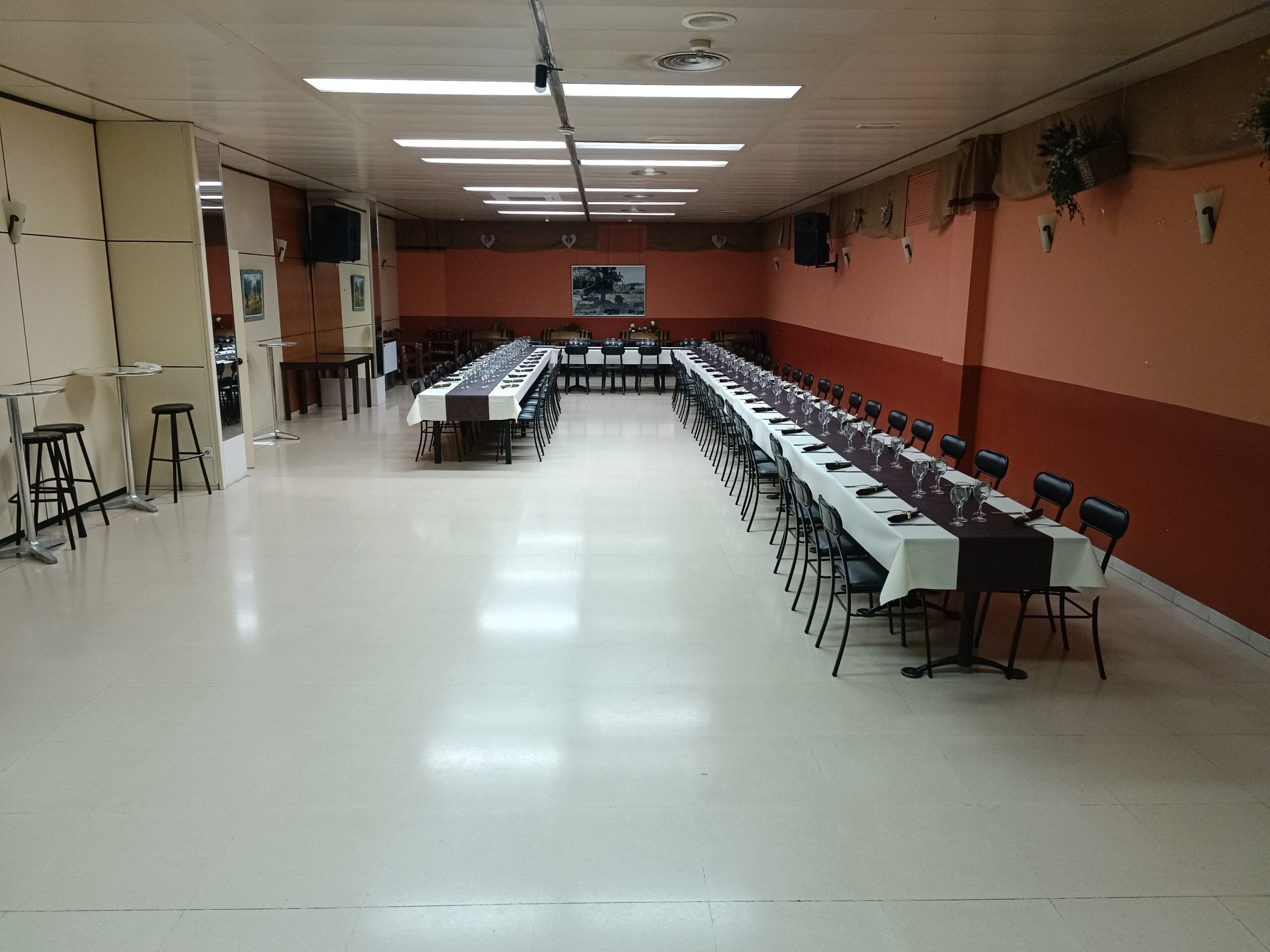 Mesa para grupos grandes y banquetes de la cafetería La Penedès