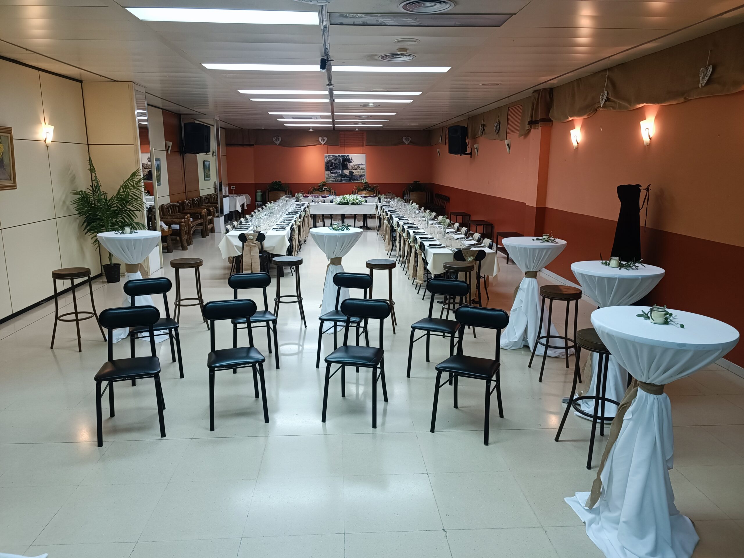 Taula per a grups grans i banquets de la cafeteria La Penedès