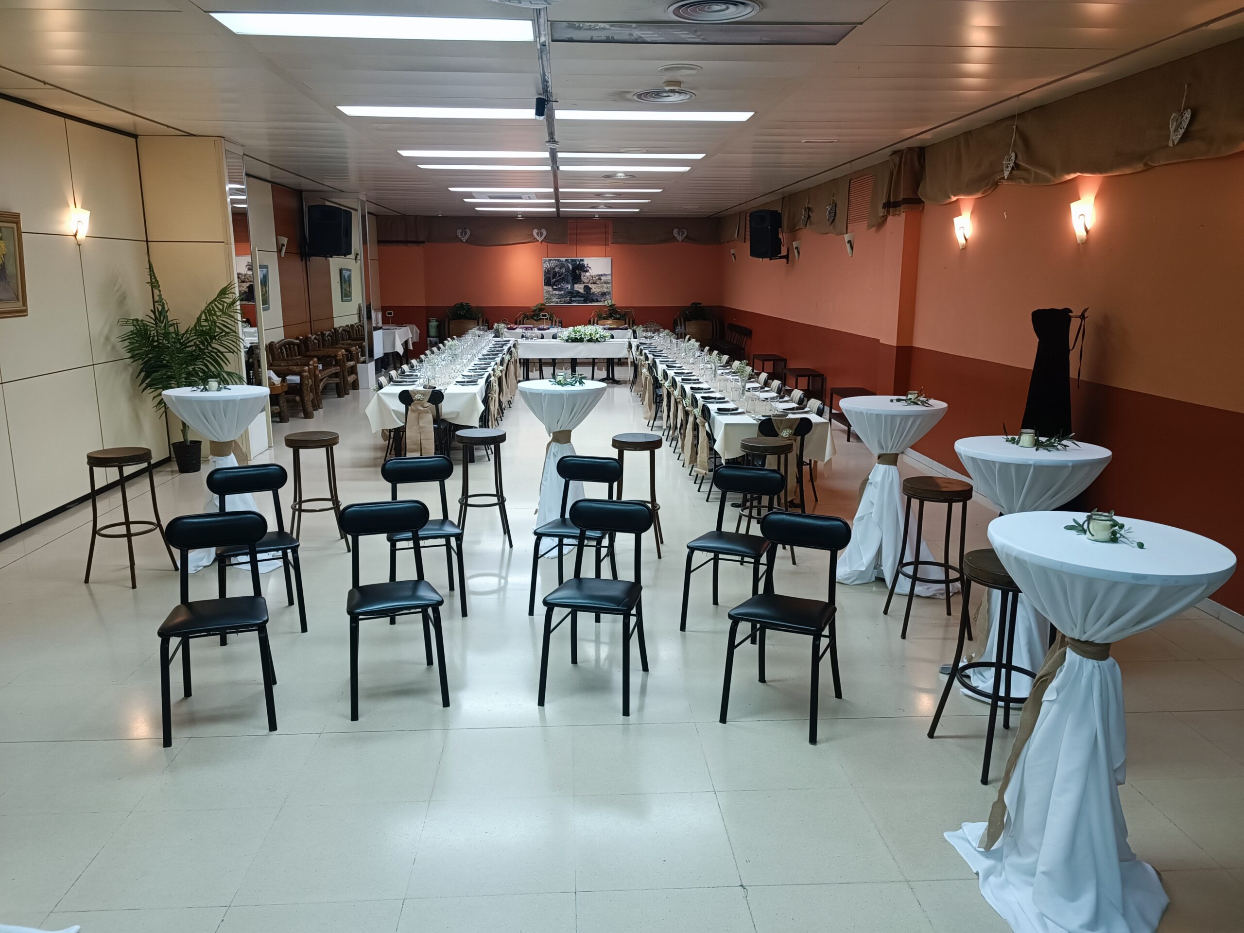 Mesa para grupos grandes y banquetes de la cafetería La Penedès