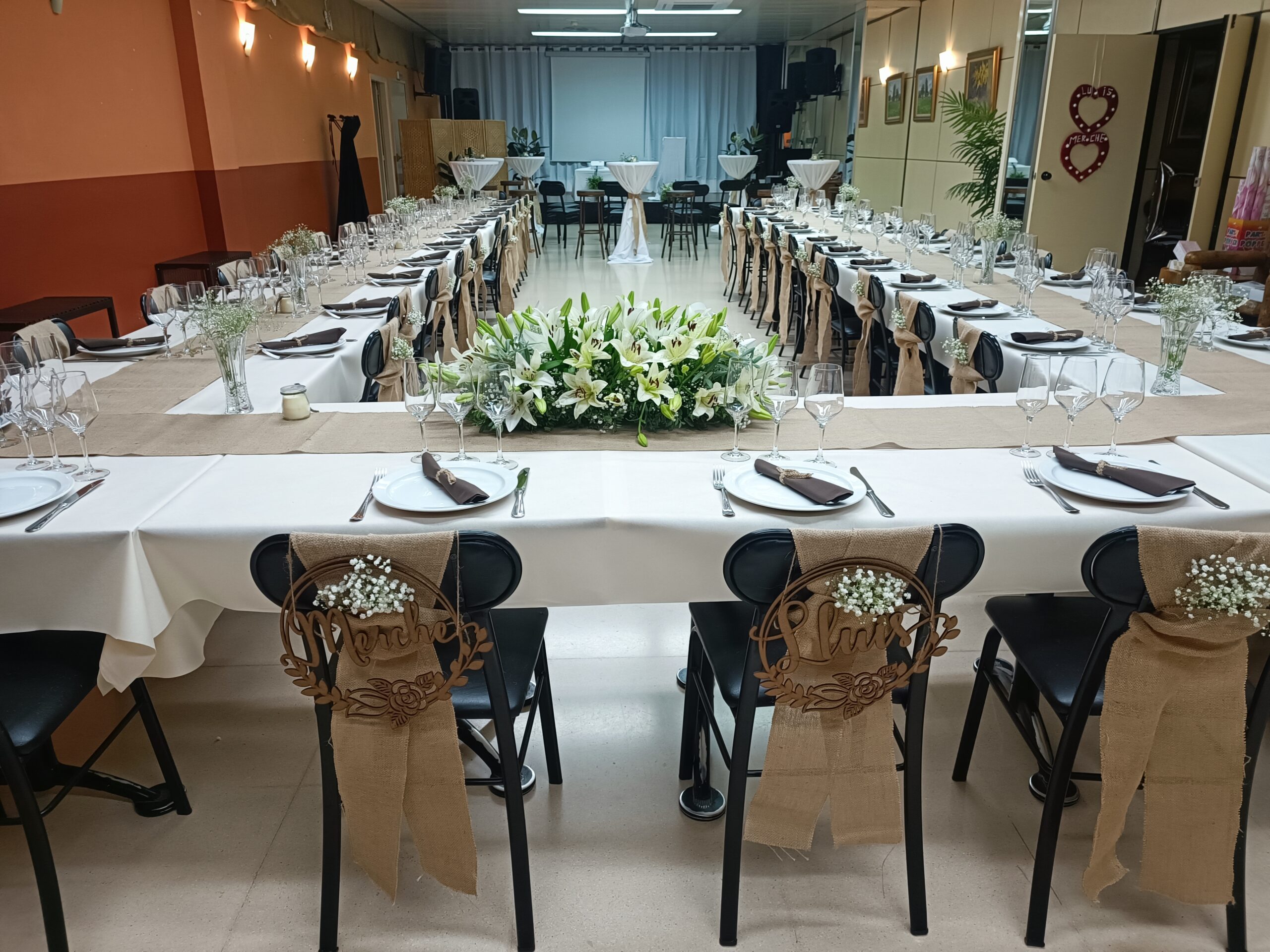 Mesa para grupos grandes y banquetes de la cafetería La Penedès